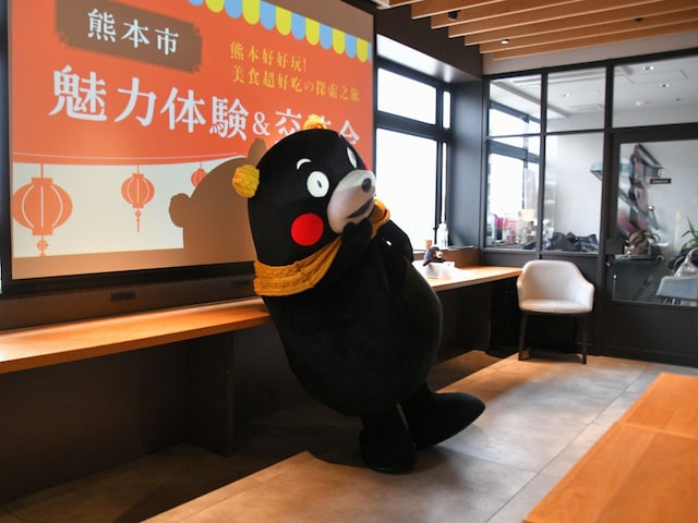 マフラーとお揃いの耳あてがキュート＝2月8日、東京都新宿区