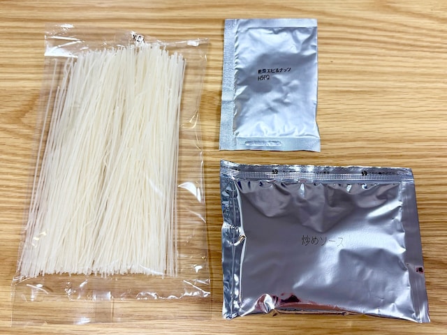 キットの中には、炒めソース、ビーフン、干しえびとナッツが入っています