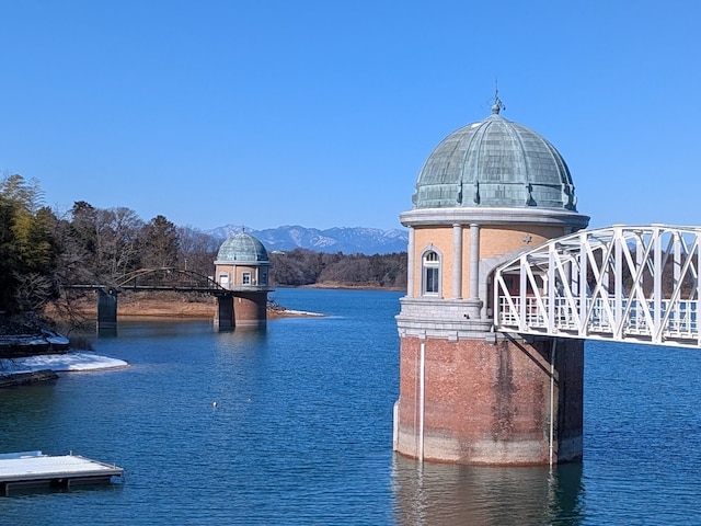 大正時代に造られた日本一美しいといわれる多摩湖の第一給水塔。ホテルから富士山を眺めながらの散策が気持ちいい