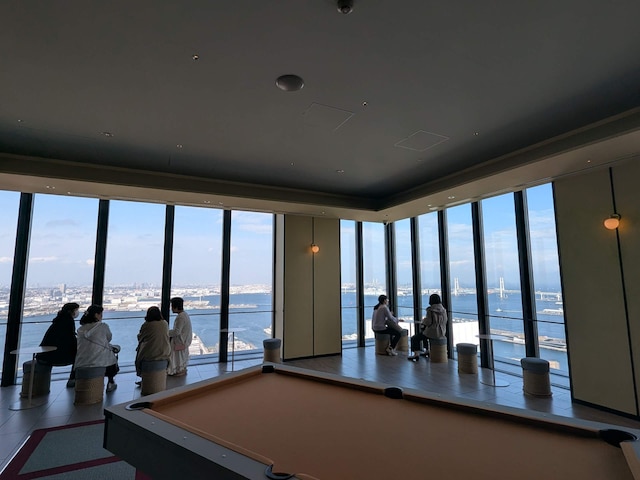 OMOベースは、360度回遊ができ空からの絶景と各所でさまざまなアクティビティが楽しめる。宿泊者は24時間利用可。手前にあるのはビリヤード台