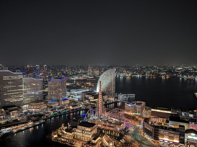 地上154ｍからのみなとみらい方面の夜景。46階以上という高さにもかかわらず客室はバルコニー付きで外に出られる