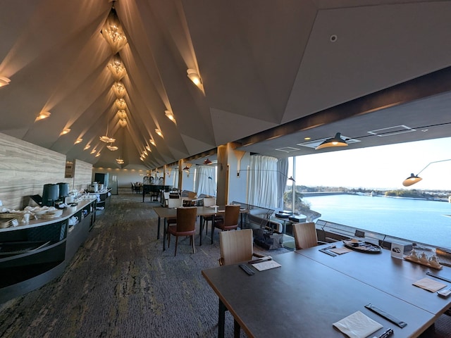 ホテル最上階にあるレストラン「天外天」。多摩湖が目の前に広がり、原生林の向こうに富士山を望む絶景を楽しめる