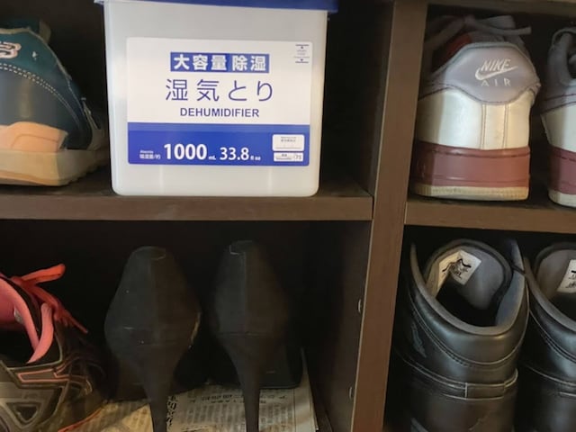 湿度が高い靴箱は新聞紙を敷いて、除湿剤を置く