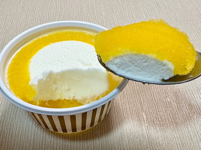 ひと口で、濃厚なマンゴー氷とバニラアイスのおいしさを楽しめるかき氷フロートです&nbsp;