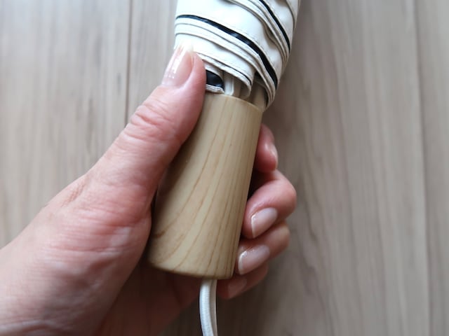 ハンドル部分もシンプルなウッド調デザインで高見えします