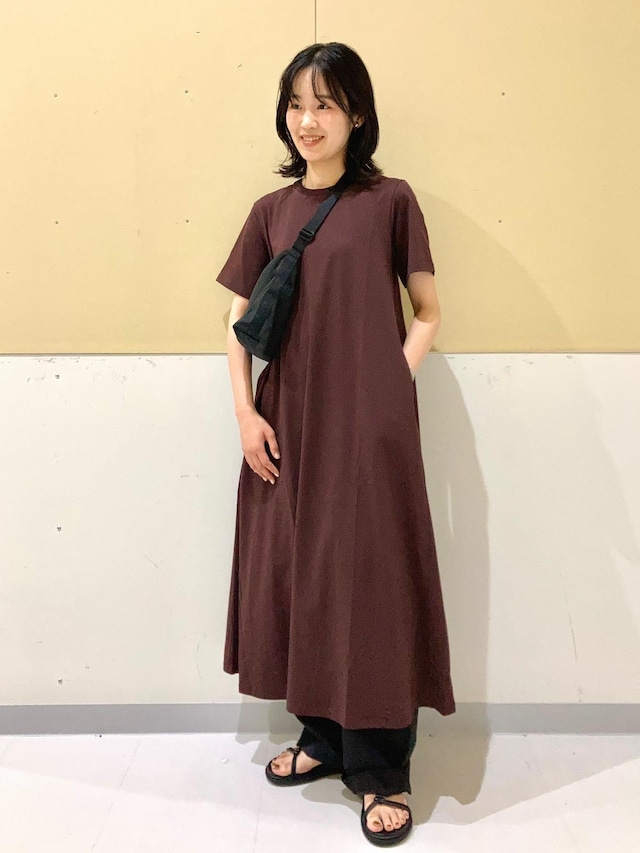 ワンピースの下にジャージーバレルレッグパンツをレイヤード 出典:StyleHint