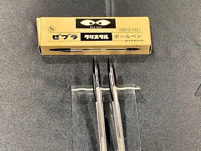 1966年発売の「クリスタル4100」。透明軸でインクの残量が見えるのが画期的で、当時、テレビCMから「みえるみえる」が流行語になったほどのヒット商品