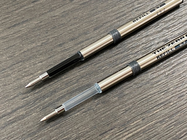 THE ZEBRAブランド共通のリフィル。一部が透明になっている。インク色は黒墨、0.7mm、1430円（税込）