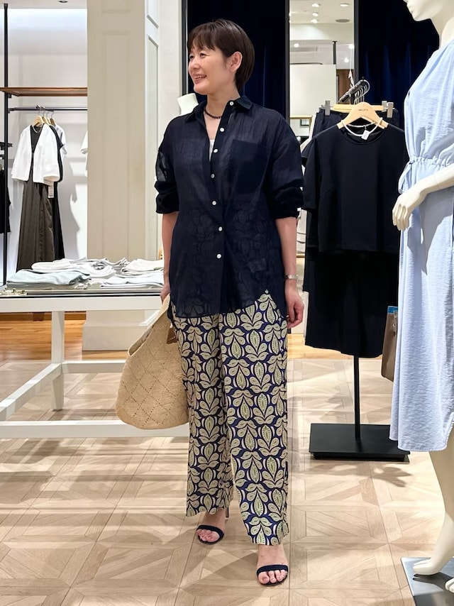 透け感のあるネイビーは、柄のボトムスも品よくまとめてくれます　出典：WEAR