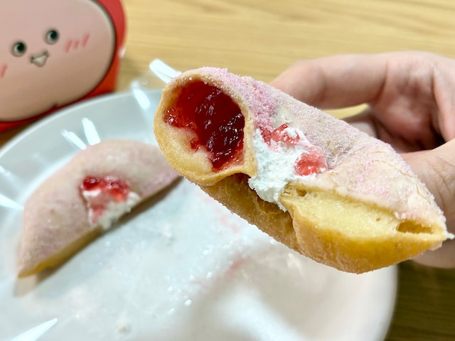 ひと口食べると、いちごの甘酸っぱいおいしさがあふれます