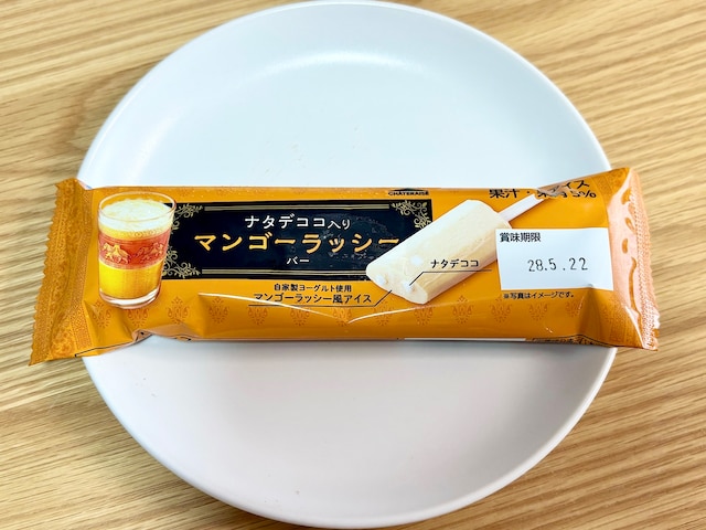 「ナタデココ入り マンゴーラッシーバー」1本97円／6本入496円（税込）