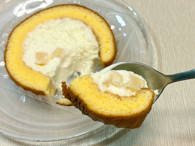 桃の果肉と甘さ控えめのクリームは相性抜群!