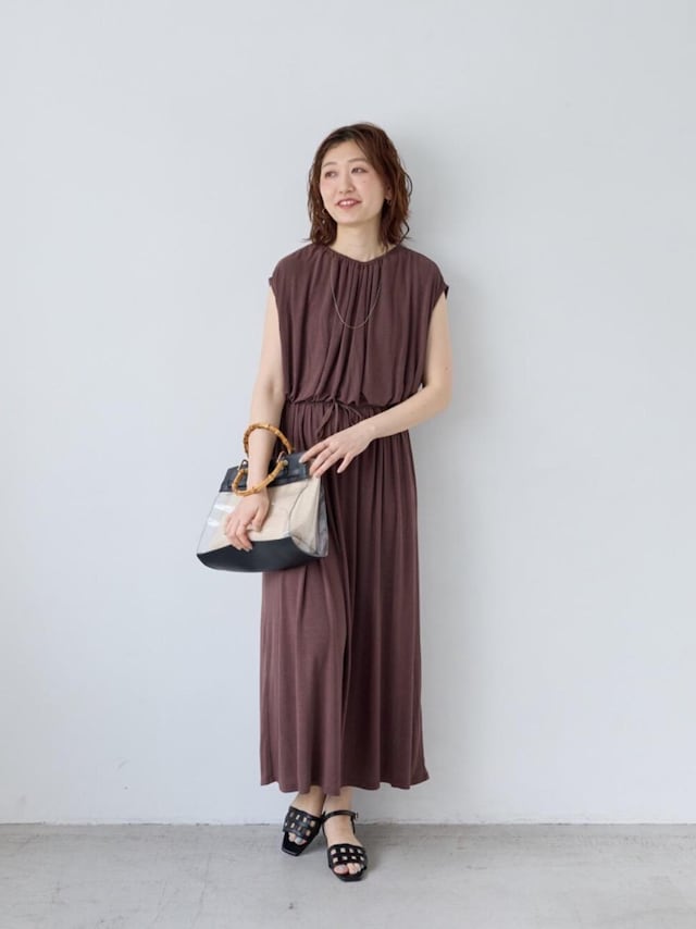 【OKコーデ】カットソー素材でもウエストが絞られているときれいめに着られます 出典:WEAR