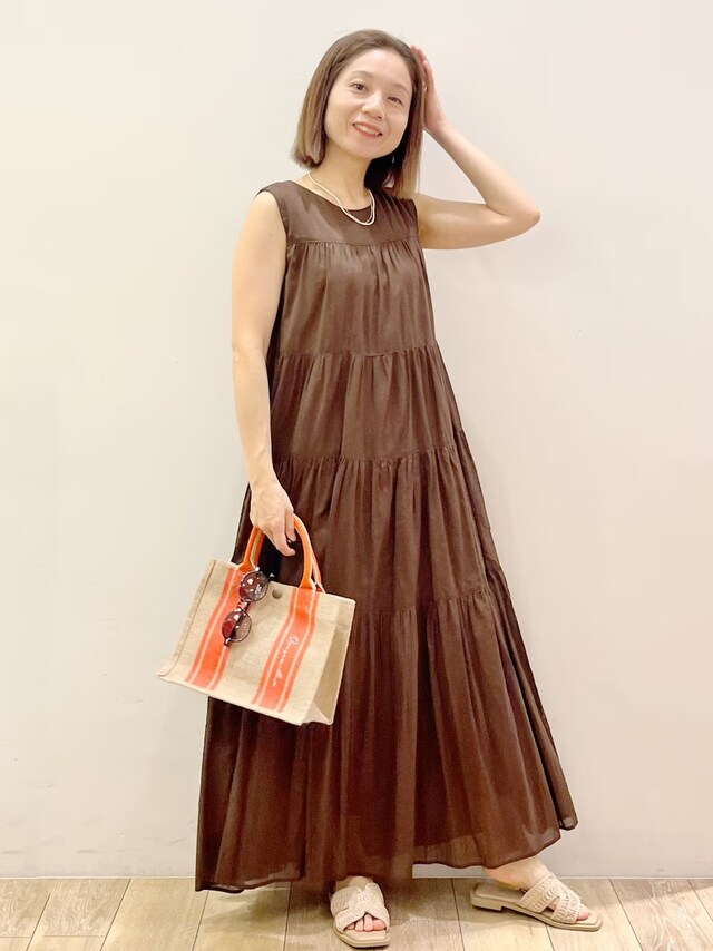 【OKコーデ】ノースリーブの場合、アームホールが大きく開き過ぎていないものを選んで　出典：WEAR