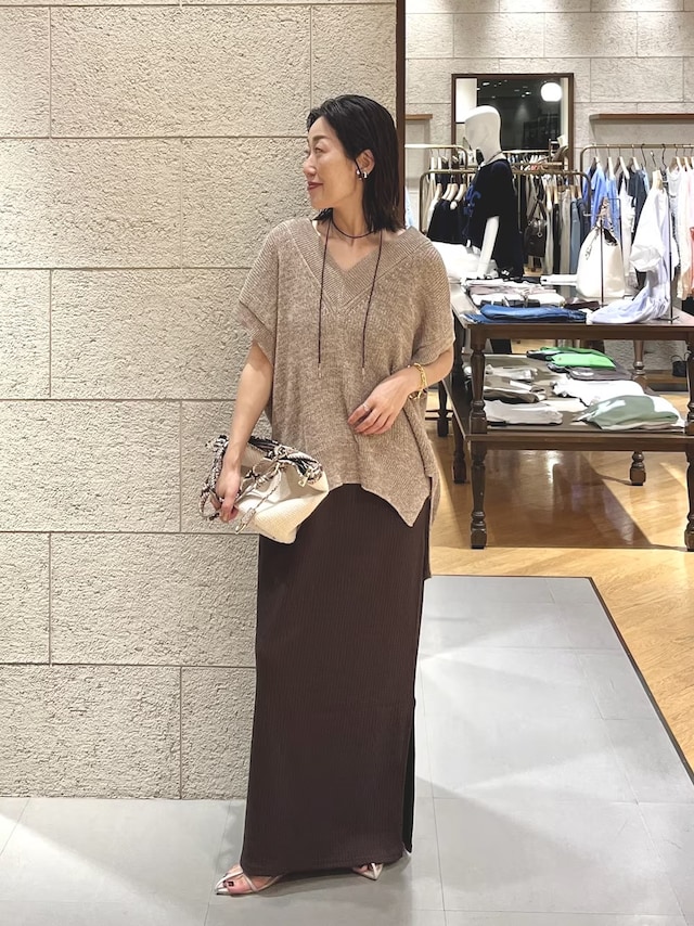 首もとや手首が見えるVネックニットで、すっきりとした印象に 出典:WEAR