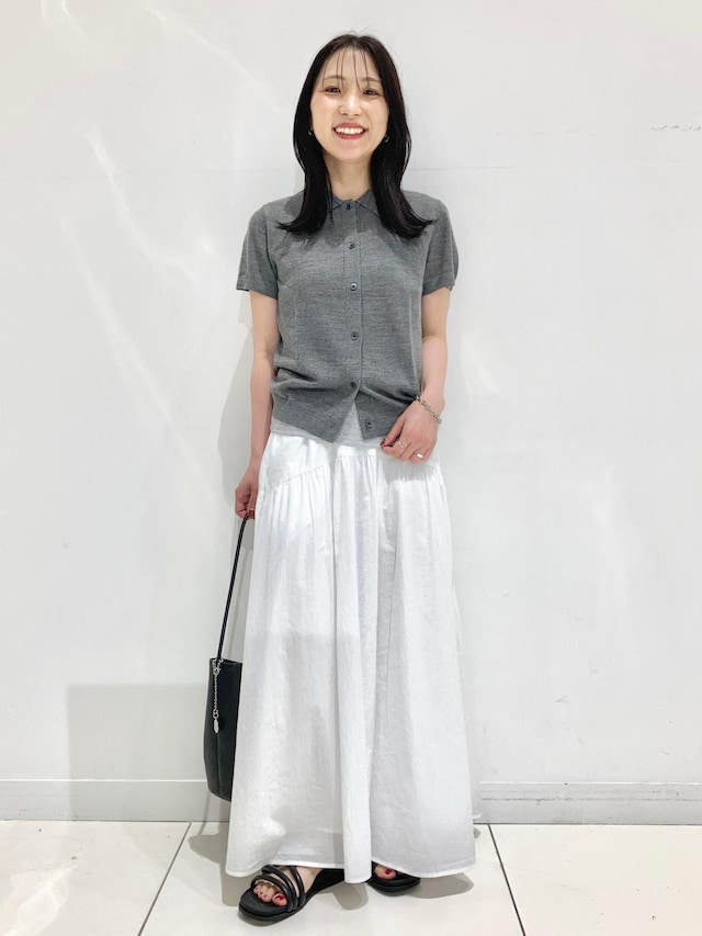白のフレアロングスカートでフェミニンな雰囲気にまとめて　出典：StyleHint