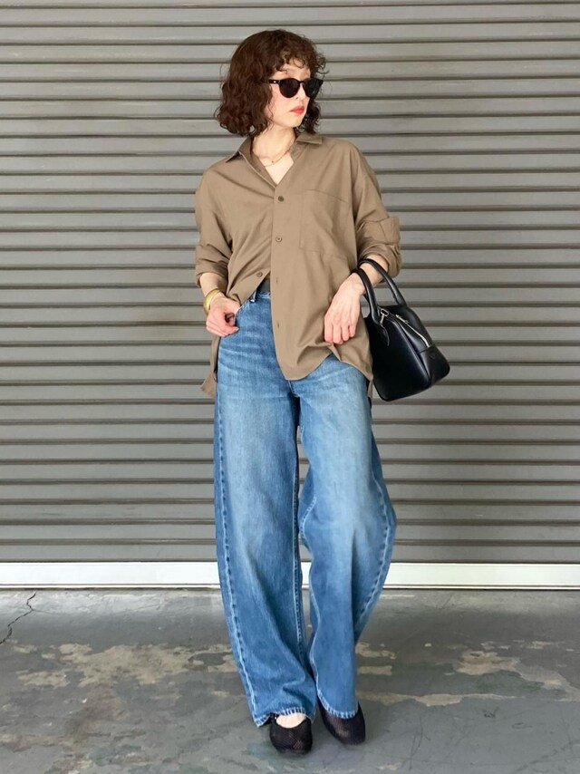 シャツをさらっと着たシンプルコーデで大人っぽく 出典:StyleHint