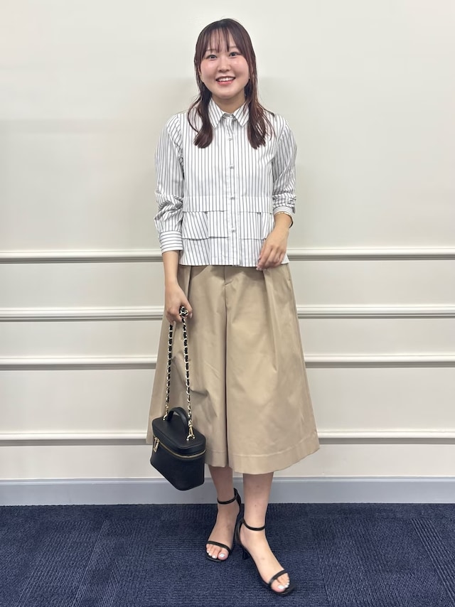 タック入りのキュロットにはシャツを合わせてきちんと感を　出典：WEAR