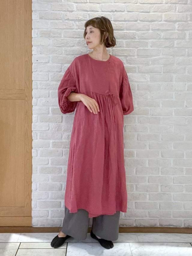 ナチュラルな肌触りで気持ちよく過ごせるリネンワンピース 出典:WEAR