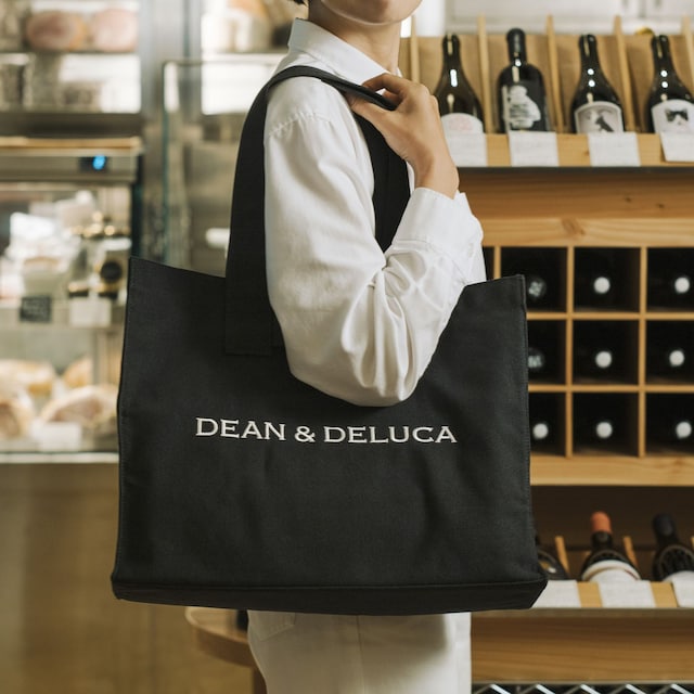 「グローサリーバッグ」ブラックはオンラインストア限定（画像出典：DEAN & DELUCA）
