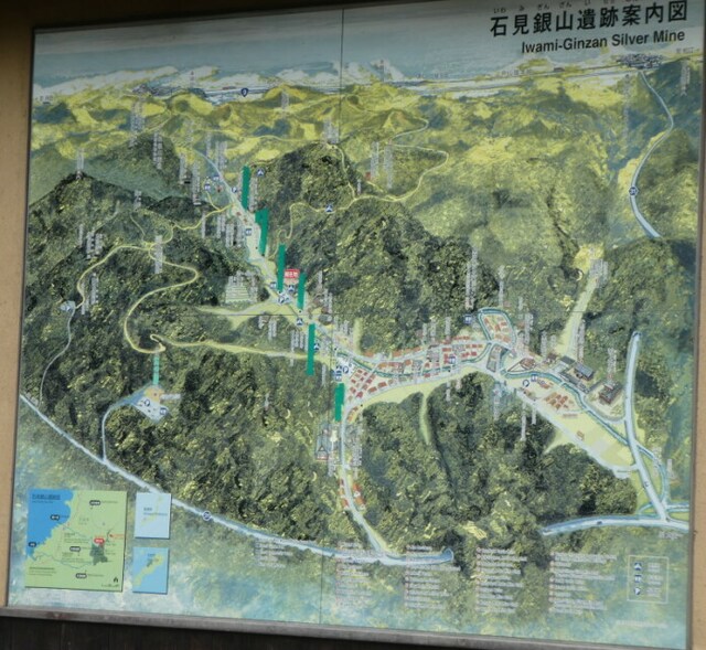 石見銀山の全貌がわかる案内図。右側真ん中の白い部分に古い町並み、中央上が銀鉱。一番上には銀を積みだした港がある日本海も描かれています(2020年3月撮影)