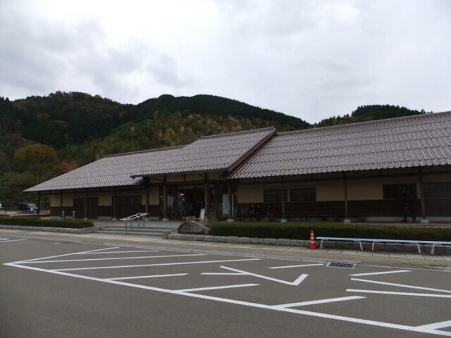 石見銀山世界遺産センター。見学に訪れた人たちの拠点として石見銀山に関する様々な情報を入手することができます(2012年11月撮影)