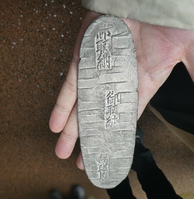 一時期、世界中に流通した「石見銀」銀貨のレプリカ(2020年3月撮影)