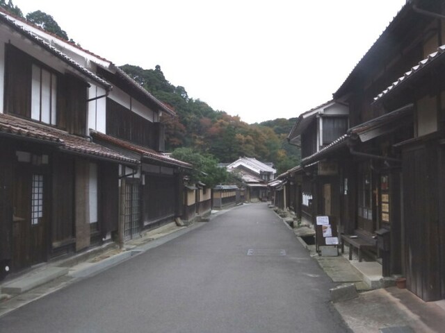 石見銀山・大森地区の古い町並み。赤い石州瓦の屋根の家が続きます(2012年11月撮影)