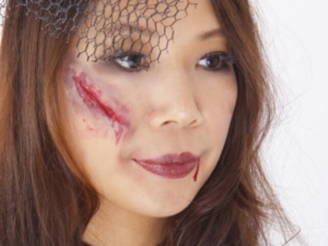 傷メイクのやり方 簡単5分でできる本格的なハロウィン顔メイク メイク メイクアップ All About