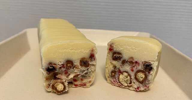 ホワイトチョコ。シャンパンとラズベリーを利用することで、甘さのバランスを取っているそう