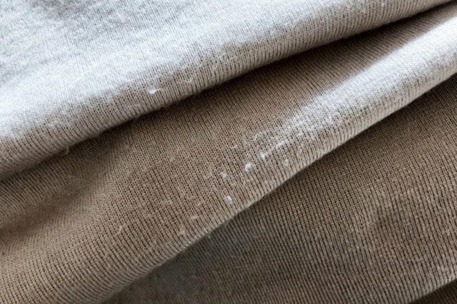 化学繊維のニットは、小さくてしつこい毛玉ができやすい