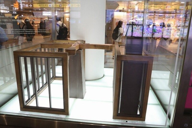開業時の回転改札を再現した展示が銀座線上野駅の改札にある