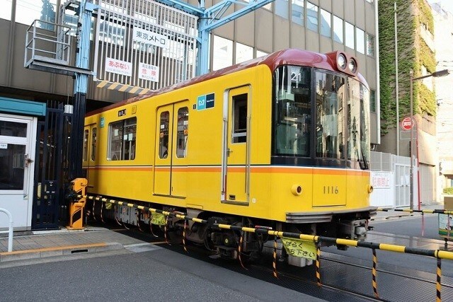 踏切を渡って上野駅に向かう銀座線の電車