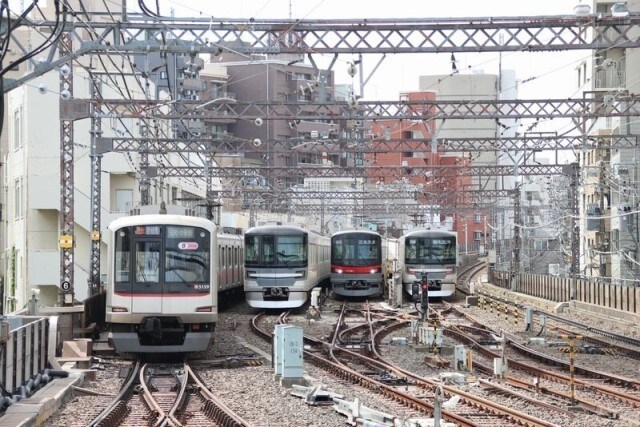 中目黒駅の引き上げ線で待機する日比谷線の電車。左は東横線の元町・中華街行き