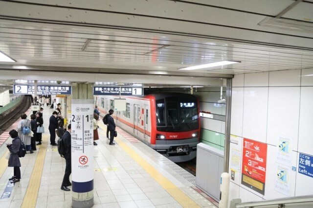 まだホームドア未設置の駅も多い(八丁堀駅)