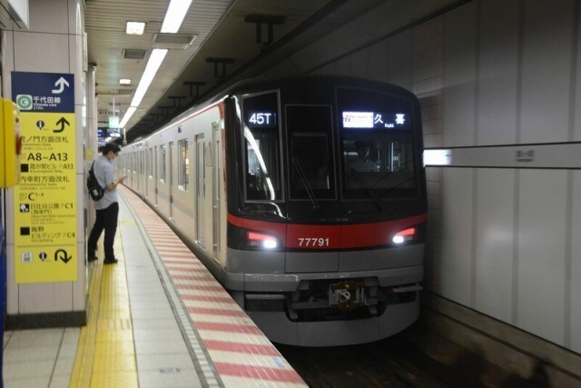 霞ケ関駅に入線したTHライナー