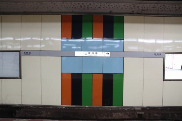 歌舞伎カラーに彩られた東銀座駅