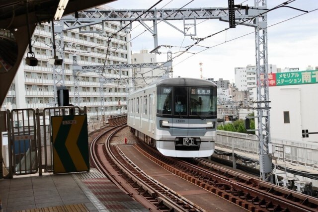 高架にある南千住駅に到着する13000系