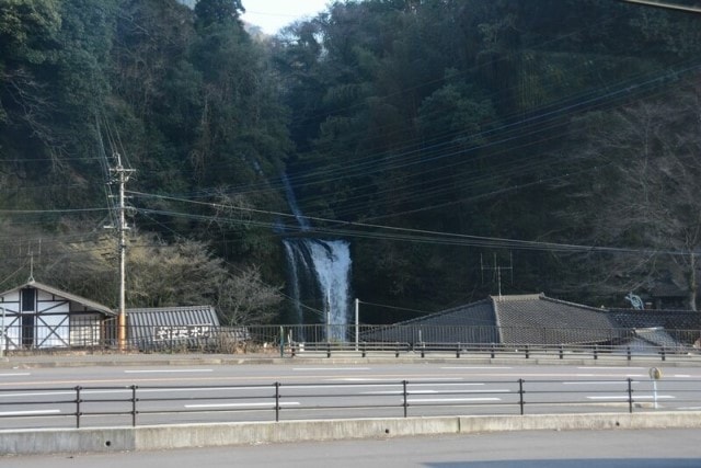 車内から見えた「慈恩の滝」