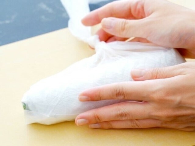 ポリ袋の口を閉じ、野菜室で立てて保存を
