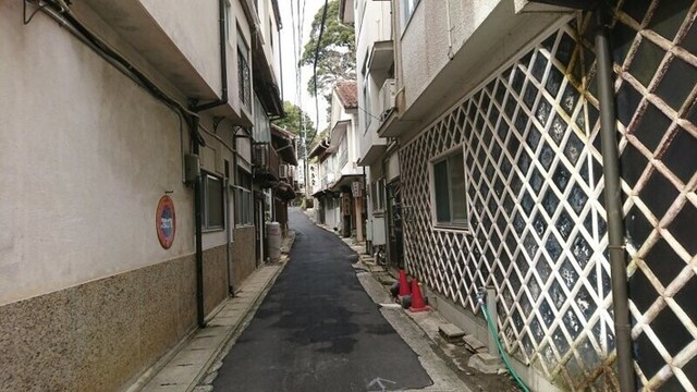 温泉津温泉の街並みから。メインストリートから少し横道にはずれると情緒たっぷり(2020年3月撮影)