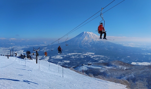 リフトを乗り継いで山頂に