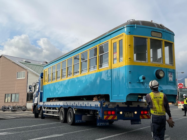 台車と車体（ボディ）を別トレーラーに積載し、長崎から全行程陸送した