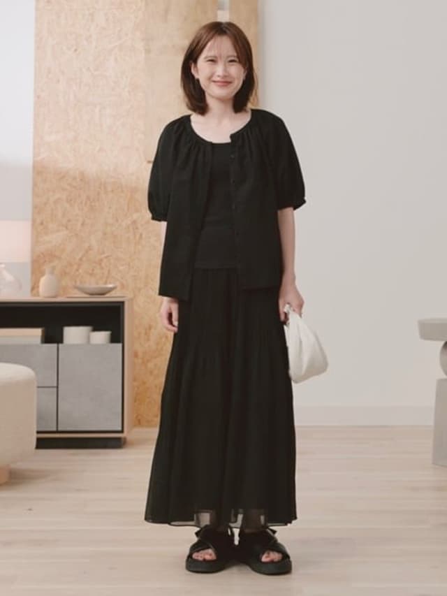 シフォン素材のスカートで夏でも涼やかなブラックコーデ 出典:StyleHint