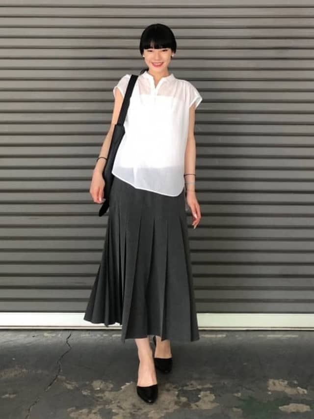 トレンドのプリーツスカートをいち早く取り入れて 出典:StyleHint
