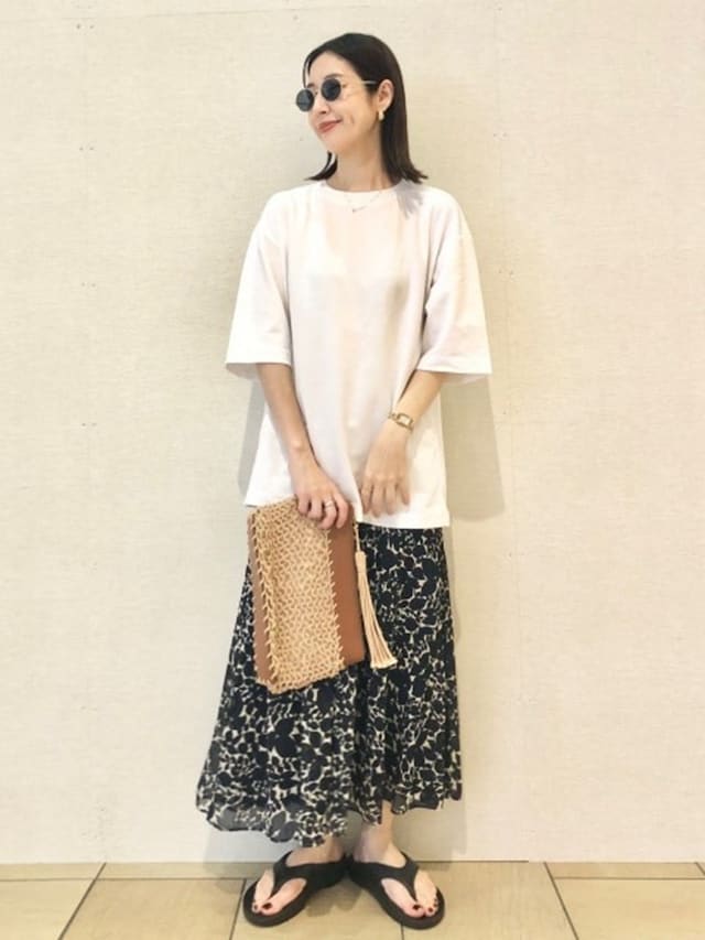 総柄のシフォンスカートをTシャツでカジュアルに 出典:StyleHint