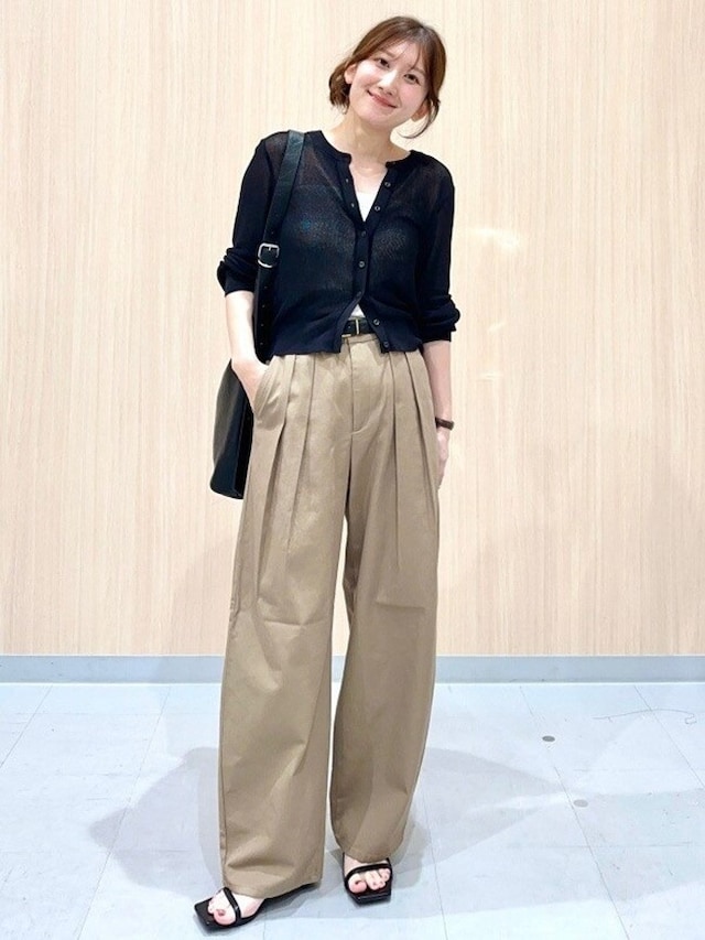 夏は冷房対策、涼しくなったら羽織りにと便利なカーディガン 出典:StyleHint