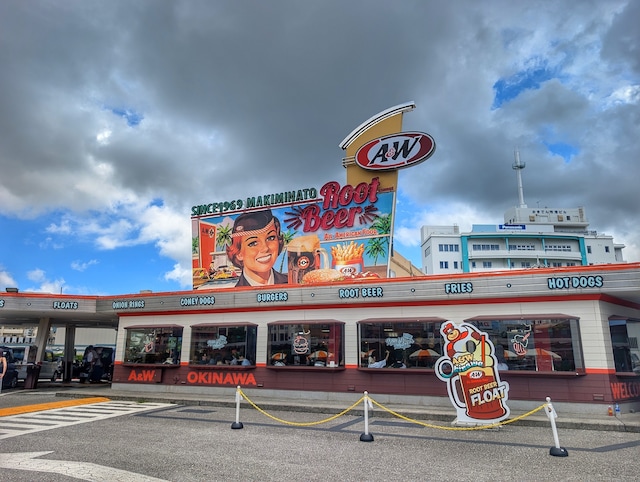 米津玄師『さよーならまたいつか！』のMVでも登場した「A&W 牧港店」は遊具もある大型店舗