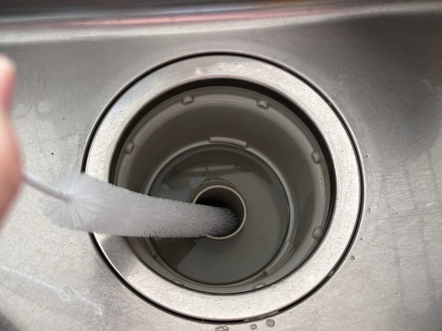 排水管の奥は長いブラシで掃除する
