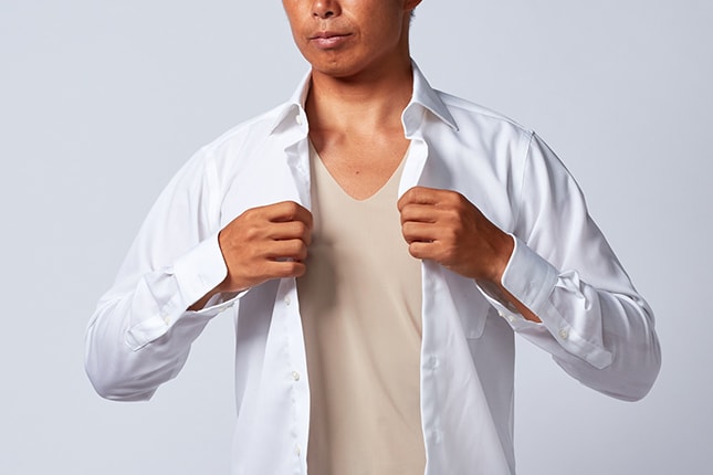 シームレスVネックT（半袖）　990円（税抜価格）